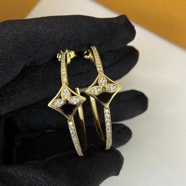 Classic Crystal Clover Hoop Huggie Earrings Brand Designer Women Ear Stud Earrings Opening 18k Gold Silver High Quality Titanium Steel Jewelry Accessories Gifts
Classic Crystal Clover Hoop Huggie Earrings Brand Designer Women Ear Stud Earrings Opening 18k Gold Silver High Quality Titanium Steel Jewelry Accessories Gifts