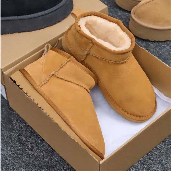 

2024 Hot AUS Boots U5854 Classical Short Mini Women Snow Boots keep Warm Boot Man Womens Plush Casual Warms Booties Sheepskin Suede Shoes Chestnut Free Transshipment, Red