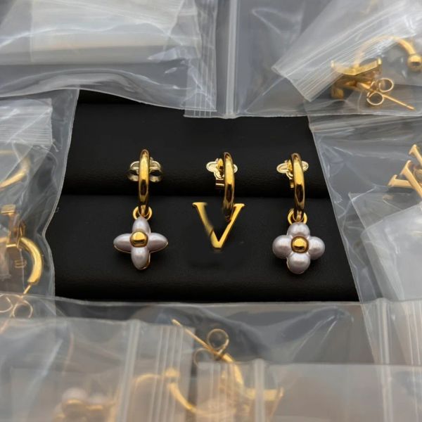 3PCS/Set Elegant Women Girl Classic Flower Pearl Crystal Ear Stud Earrings Brand Designer Gold Silver Plated Stainless Steel Ear Drop Fashion Jewerlry Gift With Box
3PCS/Set Elegant Women Girl Classic Flower Pearl Crystal Ear Stud Earrings Brand Designer Gold Silver Plated Stainless Steel Ear Drop Fashion Jewerlry Gift With Box