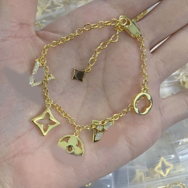 Women Girl Elegant Classic 18K Gold Silver Chain Charm Bracelet Bangle Letter Pendant Clover Flower Bracelet Wedding Party Special Luxury Design Fashion Jewelry
Women Girl Elegant Classic 18K Gold Silver Chain Charm Bracelet Bangle Letter Pendant Clover Flower Bracelet Wedding Party Special Luxury Design Fashion Jewelry