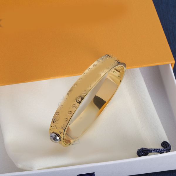 Carved Clover Letter Bangle Bracelet Armband Luxury Design Women Gold Silver Rose Plated Stainless Steel Wristband Cuff Pulsera Jewelry Accessories Adjustable
Carved Clover Letter Bangle Bracelet Armband Luxury Design Women Gold Silver Rose Plated Stainless Steel Wristband Cuff Pulsera Jewelry Accessories Adjustable