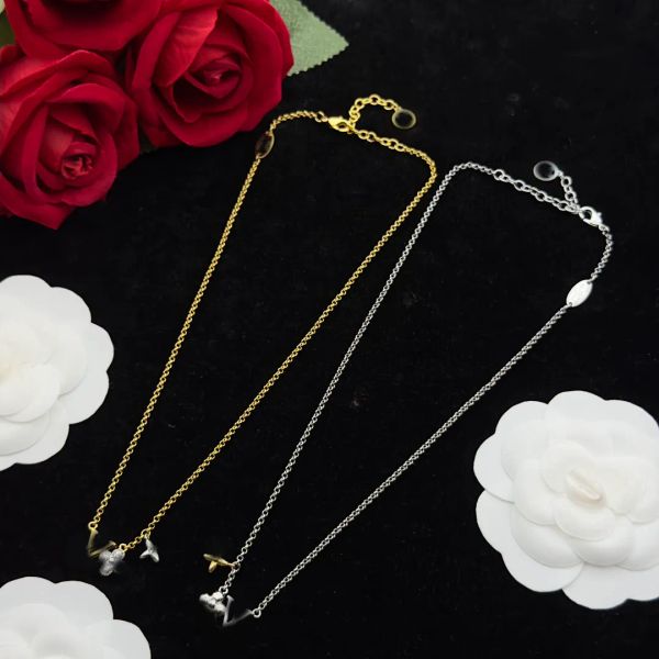 Luxury Women Girl Crystal Letter Clover Pendant Chain Necklace Brand Designer Gold Silver Plated Titanium Steel Charm Choker Fashion Jewelry Accessories With Box
Luxury Women Girl Crystal Letter Clover Pendant Chain Necklace Brand Designer Gold Silver Plated Titanium Steel Charm Choker Fashion Jewelry Accessories With Box