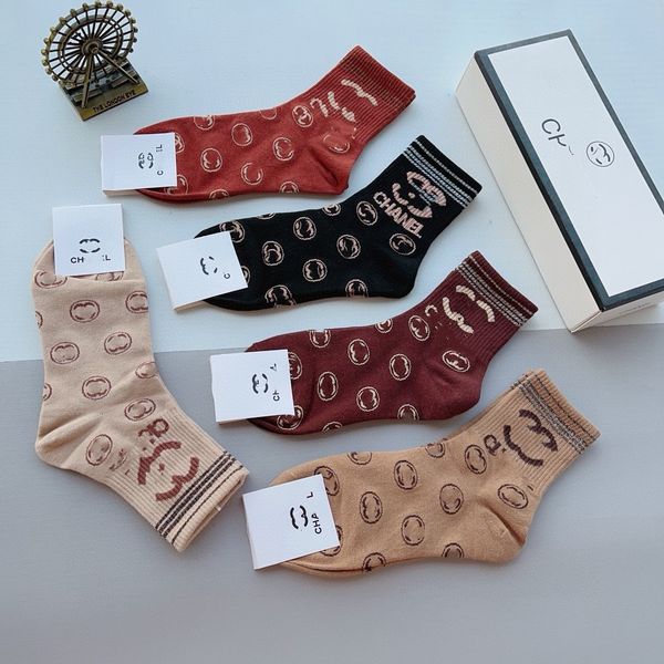 

2024 Black White Socks Tide Brand Teenager Hip Hop Style Long Socks Letter Embroidery Athletes Leg Warmers Stripe Socks