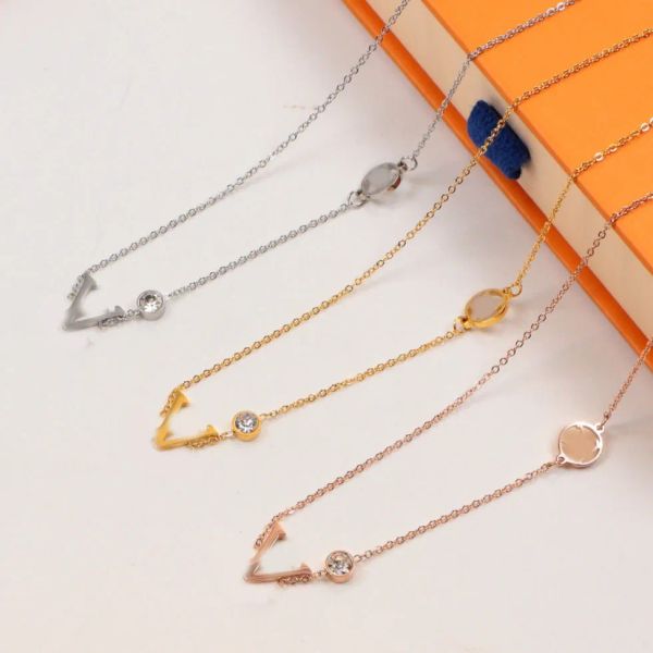 Classic Luxury Brand Designer Letter Pendant Necklaces Gold Plated Crystal Rhinestone Necklace Women Girl Elegant Jewerlry Accessories Fashion Sweater Chain
Classic Luxury Brand Designer Letter Pendant Necklaces Gold Plated Crystal Rhinestone Necklace Women Girl Elegant Jewerlry Accessories Fashion Sweater Chain