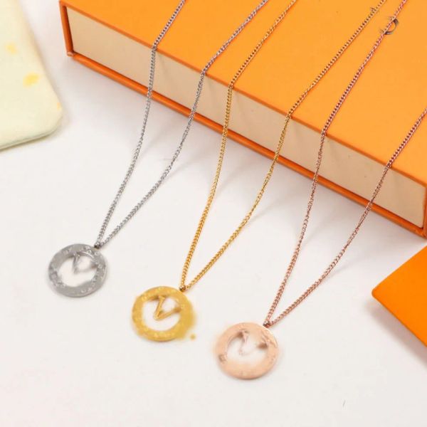 Classic Letter Round Pendant Chain Necklace Brand Designer Gold Silver Plated Stainless Steel Wedding Party Crystal Fashion Women Jewerlry Gifts Not Fade With Box
Classic Letter Round Pendant Chain Necklace Brand Designer Gold Silver Plated Stainless Steel Wedding Party Crystal Fashion Women Jewerlry Gifts Not Fade With Box