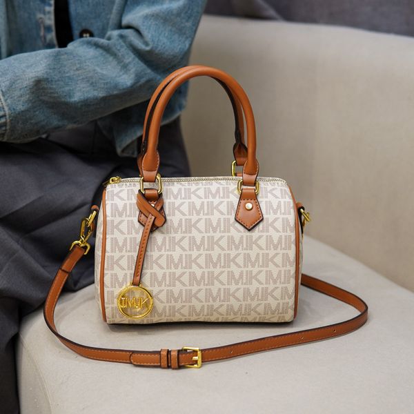 Western womens shoulder bag 2 elegant colors atmospheric letters printed handbag street pendant fashion pillow bag daily Joker thickened leather handbag, Beige
Western womens shoulder bag 2 elegant colors atmospheric letters printed handbag street pendant fashion pillow bag daily Joker thickened leather handbag, Beige