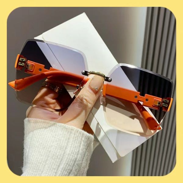 

New designer sunglasses A pair of sunglasses designed specifically for women are ideal for everyday wear at fashion shows and for traveling beach parties UV400
