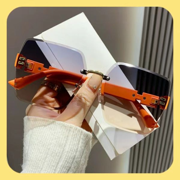 New designer sunglasses A pair of sunglasses designed specifically for women are ideal for everyday wear at fashion shows and for traveling beach parties UV400
New designer sunglasses A pair of sunglasses designed specifically for women are ideal for everyday wear at fashion shows and for traveling beach parties UV400