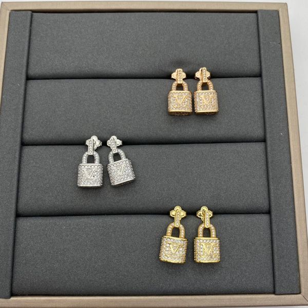 Classic Crystal Clover Letter Stud Charm Drop Earrings Luxury Brand Designer Fashion Women Rhinestone Lock 18K Gold Silver Plated Stainless Steel Ear Stud Jewerlry
Classic Crystal Clover Letter Stud Charm Drop Earrings Luxury Brand Designer Fashion Women Rhinestone Lock 18K Gold Silver Plated Stainless Steel Ear Stud Jewerlry