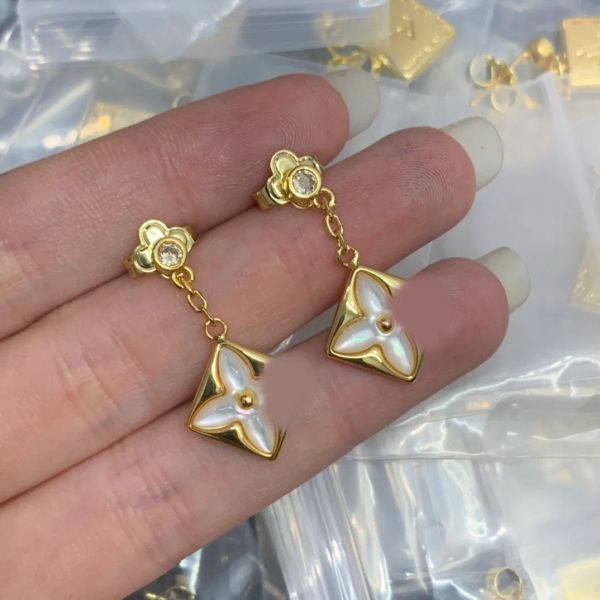 Vintage Crystal Clover Ear Stud Silver Gold Plated Stainless Steel Drop Earrings Luxury Designer Women Wedding Party Fashion Jewelry With Box High Quality
Vintage Crystal Clover Ear Stud Silver Gold Plated Stainless Steel Drop Earrings Luxury Designer Women Wedding Party Fashion Jewelry With Box High Quality