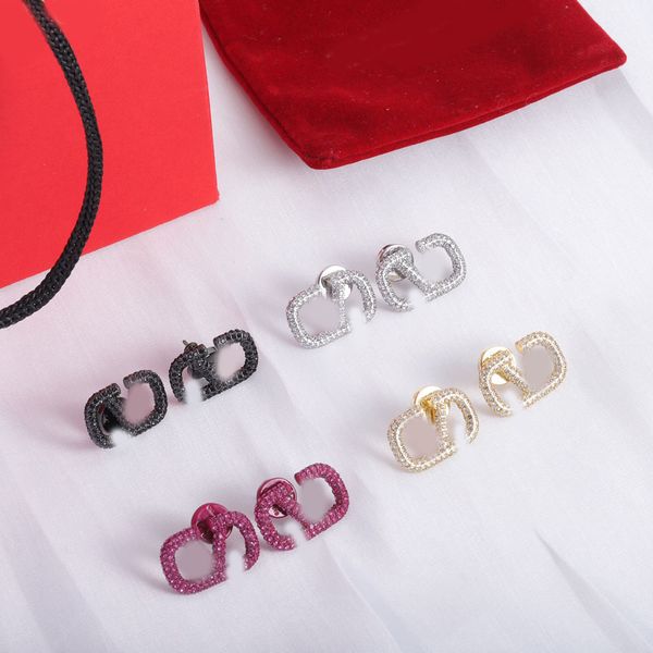 Fashion OL Designer Diamond Letter V Stud Earrings Luxury Brand Women Gold Silver Plated Crystal Rhinestone Wedding Party Jewelry
Fashion OL Designer Diamond Letter V Stud Earrings Luxury Brand Women Gold Silver Plated Crystal Rhinestone Wedding Party Jewelry