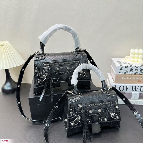 Y2K Designer Crossbody Girls Hourglass Bag Shoulder Handbags Rivet Small Totes Trend Luxury Purses Classic Clutch Bags with Box, Silver
Y2K Designer Crossbody Girls Hourglass Bag Shoulder Handbags Rivet Small Totes Trend Luxury Purses Classic Clutch Bags with Box, Silver