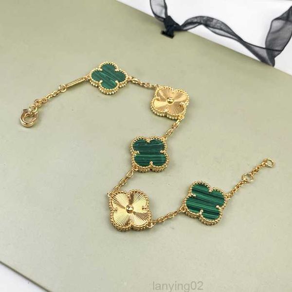 leaf clover Bracelet Made of natural shells natural agate Gold Plated designer for woman T0P quality official reproductions fashion premium gifts 004
leaf clover Bracelet Made of natural shells natural agate Gold Plated designer for woman T0P quality official reproductions fashion premium gifts 004