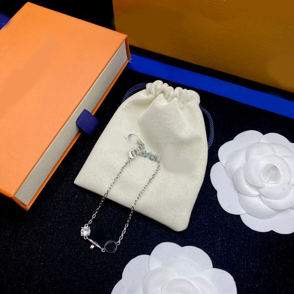 Classic Diamond Letter Chain Bracelet Luxury Original Designer Women Charm Pendants 18K Gold Silver Plated Wristband Cuff Link Chain Bangle Fashion Jewelry
Classic Diamond Letter Chain Bracelet Luxury Original Designer Women Charm Pendants 18K Gold Silver Plated Wristband Cuff Link Chain Bangle Fashion Jewelry