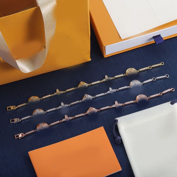 Crystal Clover Chain Bracelet 18K Gold Silver Plated Flower Charm Pendants Original Designer Fashion Women Wristband Cuff Link Chain Bangle Jewelry With Box
Crystal Clover Chain Bracelet 18K Gold Silver Plated Flower Charm Pendants Original Designer Fashion Women Wristband Cuff Link Chain Bangle Jewelry With Box