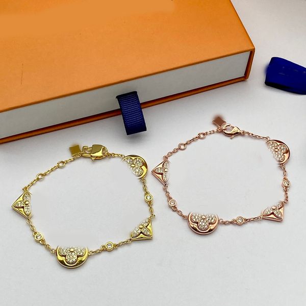 Charm Chain Bracelet Elegant Original Designer Crystal 18K Gold Silver Plated Clover Flower Pendants For Women Wristband Cuff Bangle Fashion Jewelry With Box
Charm Chain Bracelet Elegant Original Designer Crystal 18K Gold Silver Plated Clover Flower Pendants For Women Wristband Cuff Bangle Fashion Jewelry With Box