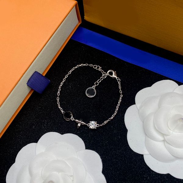 Clover Bracelets Simple Brand Designer Crystal Pendant for Women 18K Gold Silver Plated Letter Charm Chain Wristband Cuff Bangle Wedding Fashion Jewelry
Clover Bracelets Simple Brand Designer Crystal Pendant for Women 18K Gold Silver Plated Letter Charm Chain Wristband Cuff Bangle Wedding Fashion Jewelry
