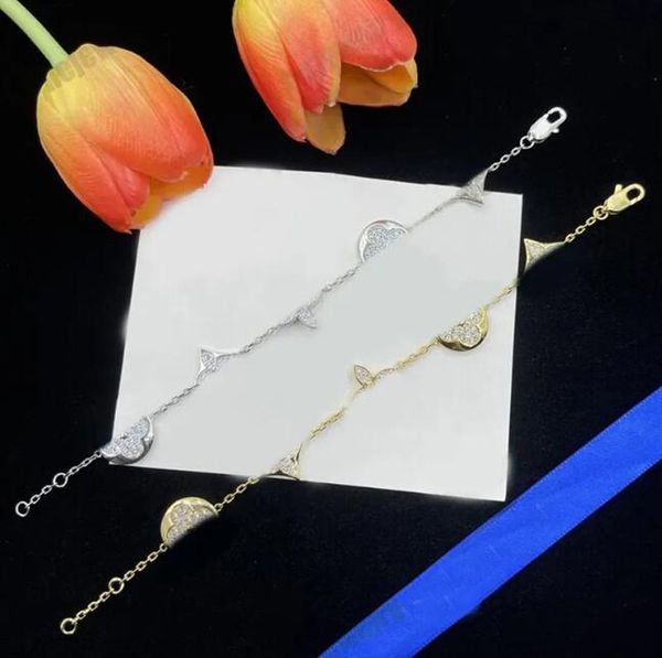 Clover Charm Bracelet Luxury Original Designer Crystal 18K Gold Silver Plated Flower Pendants For Women Wristband Cuff Chain Bangle Fashion Jewelry With Box
Clover Charm Bracelet Luxury Original Designer Crystal 18K Gold Silver Plated Flower Pendants For Women Wristband Cuff Chain Bangle Fashion Jewelry With Box