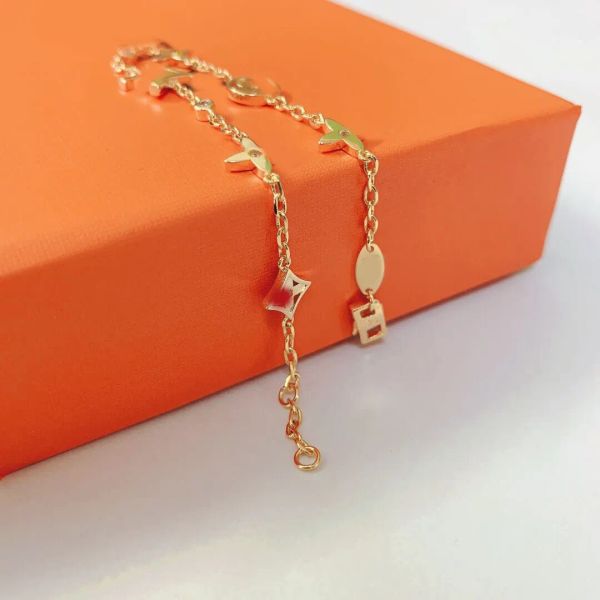 Fashion Women Girl Chain Clover Letter Charm Bracelet Bangle Wristband Cuff Chain Luxury Designer Crystal 18K Gold Plated Stainless Steel Wedding Jewelry Gifts
Fashion Women Girl Chain Clover Letter Charm Bracelet Bangle Wristband Cuff Chain Luxury Designer Crystal 18K Gold Plated Stainless Steel Wedding Jewelry Gifts