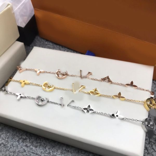 

Elegant Clover Letter V Bracelet 18K Gold Silver Plated Charm Pendants Original Designer Fashion Women Wristband Cuff Link Chain Bangle Jewelry Wholesale