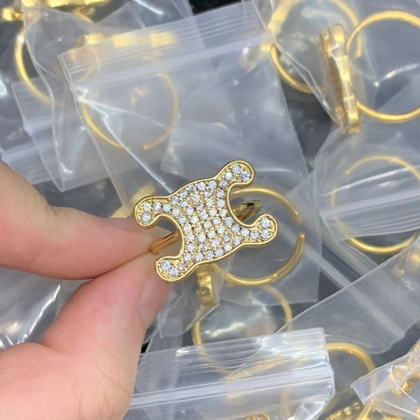 Designer Branded Letter Band Rings Women 18K Gold Plated Silver Plated Stainless Steel Love Wedding Jewelry Supplies Ring Fine Carving Finger Ring
Designer Branded Letter Band Rings Women 18K Gold Plated Silver Plated Stainless Steel Love Wedding Jewelry Supplies Ring Fine Carving Finger Ring