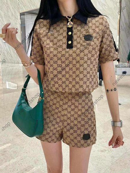 Womens 24SS Tracksuits Summer Lady Double Letter Jacquard Print Suits Designer Women Polo Shirts Casual Shorts Male Khaki Dress Suit
Womens 24SS Tracksuits Summer Lady Double Letter Jacquard Print Suits Designer Women Polo Shirts Casual Shorts Male Khaki Dress Suit