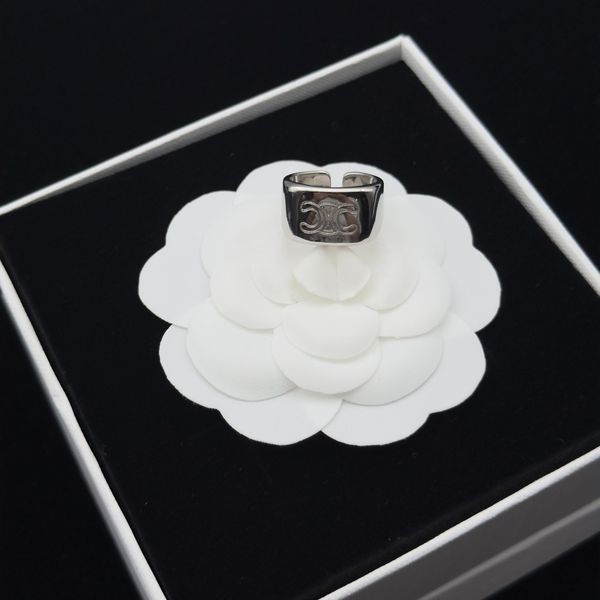 Classic mens Luxury Designer Band Rings Women 18K Gold Plated Silver Plated Stainless Steel Love Wedding Jewelry Supplies Ring Fine Carving Finger Ring
Classic mens Luxury Designer Band Rings Women 18K Gold Plated Silver Plated Stainless Steel Love Wedding Jewelry Supplies Ring Fine Carving Finger Ring