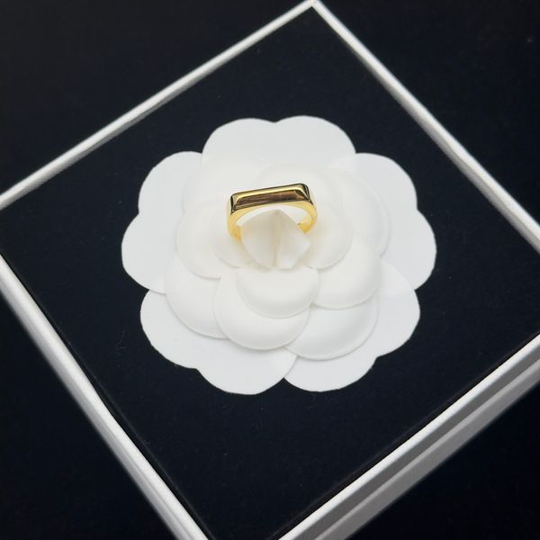 Luxury Designer Fashion Branded Letter Band Rings Women 18K Gold Plated Silver Plated Stainless Steel Love Wedding Jewelry Supplies Ring Fine Carving Finger Ring
Luxury Designer Fashion Branded Letter Band Rings Women 18K Gold Plated Silver Plated Stainless Steel Love Wedding Jewelry Supplies Ring Fine Carving Finger Ring