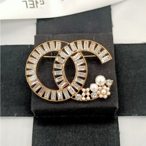 

Luxury Women Men Designer Brand Letter Brooches 18K Gold Plated Inlay Crystal Rhinestone Jewelry Brooch Charm Pearl Pin Marry Christmas Party Gift Accessorie new