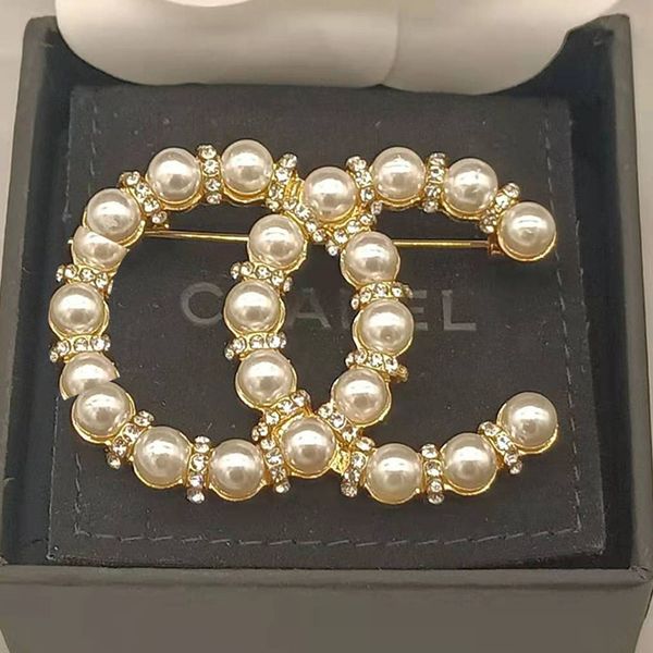 Elegant Designer Pearl Brooches Fashion Womens Brand Double Letter Brooche Sweater Suit Brought Pin Clothing Jewelry Accessories Gifts style
Elegant Designer Pearl Brooches Fashion Womens Brand Double Letter Brooche Sweater Suit Brought Pin Clothing Jewelry Accessories Gifts style