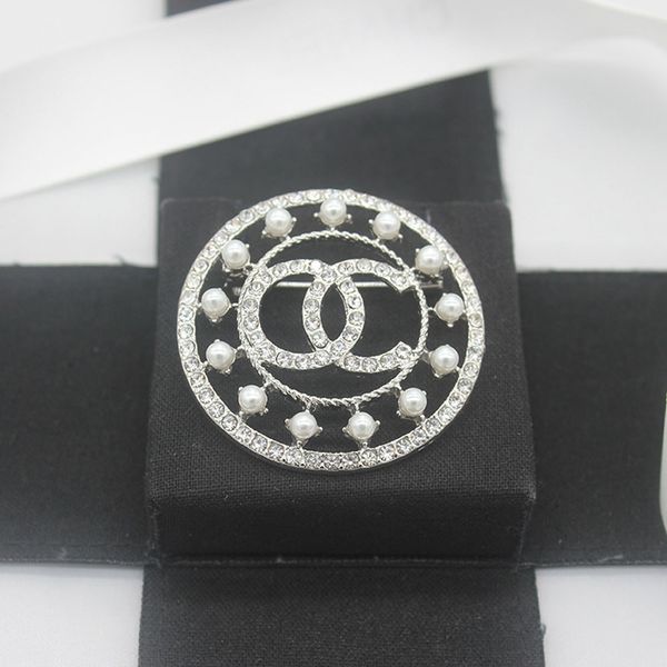 Luxury Women Designer Brand Letter Brooches 18K Gold Plated Inlay Crystal Rhinestone Jewelry Brooch Charm Pearl Pin Marry Christmas Party Gift Accessorie
Luxury Women Designer Brand Letter Brooches 18K Gold Plated Inlay Crystal Rhinestone Jewelry Brooch Charm Pearl Pin Marry Christmas Party Gift Accessorie