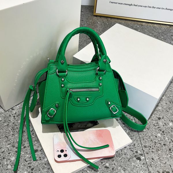 Factory wholesale ladies handbags 8 colors street rivet motorcycle bag Joker atmosphere solid color leather messenger bag this year's popular tassel handbag 605#, Army green
Factory wholesale ladies handbags 8 colors street rivet motorcycle bag Joker atmosphere solid color leather messenger bag this year's popular tassel handbag 605#, Army green