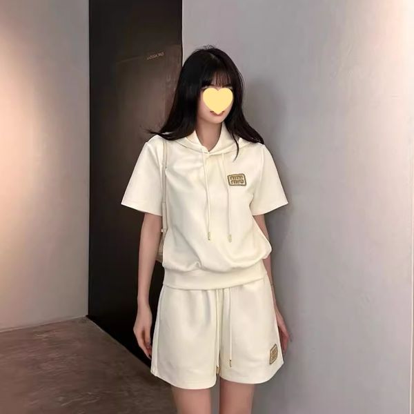 tracksuit women women designer clothes miui 24ss New Logo embroidered gold thread letter hooded short sleeved shorts casual two piece set, White
tracksuit women women designer clothes miui 24ss New Logo embroidered gold thread letter hooded short sleeved shorts casual two piece set, White
