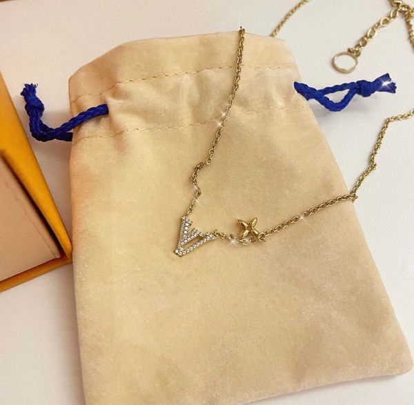 Designer Women Necklace Brass Full Dias V Letter Pendant Fashion Jewelry Without 391 L260525