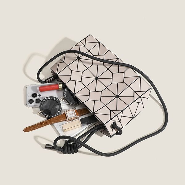 New Fashion Rhombic Geometric Crossbody Tote Bag Simple Messenger Handbag Drawstring Shoulder Bag for Women, Black
New Fashion Rhombic Geometric Crossbody Tote Bag Simple Messenger Handbag Drawstring Shoulder Bag for Women, Black