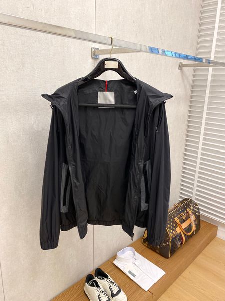 Designer Mens Jacket Spring and Sutumn Windrunner Tee Fashion Hooded Sports Windbreaker Casual Zipper New Product Jacket Jacket Logo Cuffs, Black
Designer Mens Jacket Spring and Sutumn Windrunner Tee Fashion Hooded Sports Windbreaker Casual Zipper New Product Jacket Jacket Logo Cuffs, Black