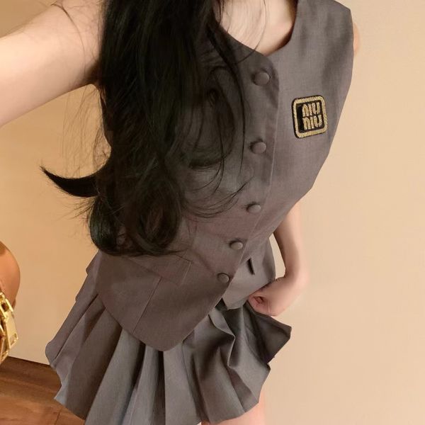 two piece set women designer miui skirt set Summer New Exquisite gold letter embroidery vest pleated skirt suit, Gray
two piece set women designer miui skirt set Summer New Exquisite gold letter embroidery vest pleated skirt suit, Gray