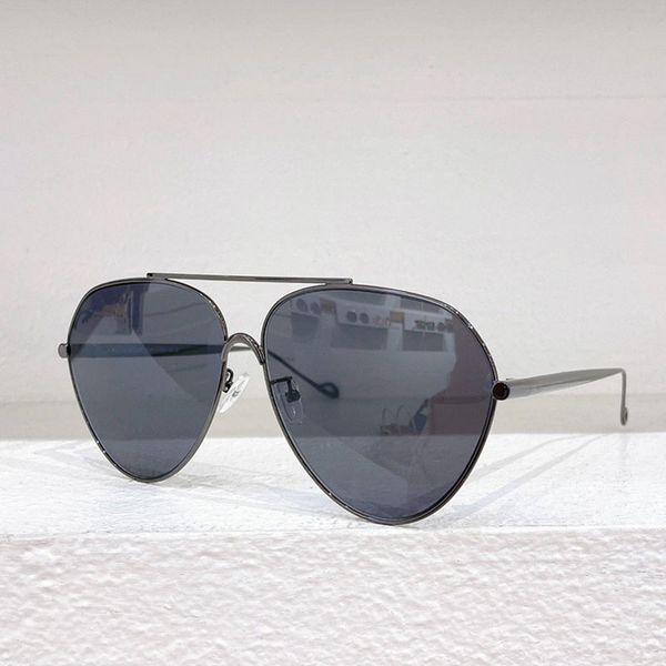 Fashionable Mens Womens designer sunglasses with simple metal frame 100% radiation protection top quality and original box
Fashionable Mens Womens designer sunglasses with simple metal frame 100% radiation protection top quality and original box