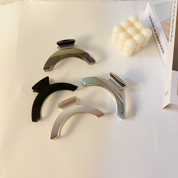 Trendy and high-end metal curved grab for women's 2024 new hairpin, simple shark clip headwear with back spoon
Trendy and high-end metal curved grab for women's 2024 new hairpin, simple shark clip headwear with back spoon