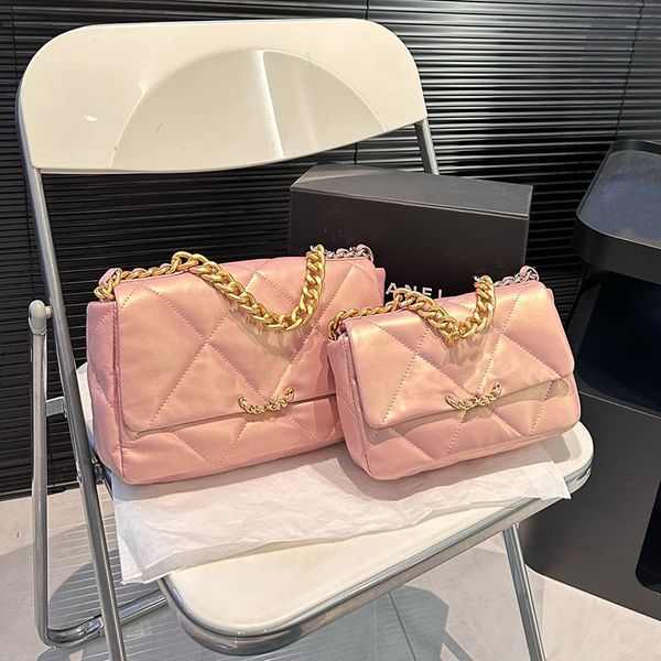 19bag Ladies Shoulder Bag Designer Calfskin Diamond Gold Hardware Metallic Buckle Luxury Chain Bag Makeup Bag Gold And Silver Matilas Chain Crossbody Bag 25/20cm, Grey
19bag Ladies Shoulder Bag Designer Calfskin Diamond Gold Hardware Metallic Buckle Luxury Chain Bag Makeup Bag Gold And Silver Matilas Chain Crossbody Bag 25/20cm, Grey