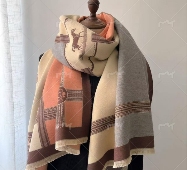 Designer Scarves Wool Double Sided Large Letter cloak Scarf For Men Women Blanket Autumn Winter Neck Versatile And Warm Christmas Gifts Size 170*130cm
Designer Scarves Wool Double Sided Large Letter cloak Scarf For Men Women Blanket Autumn Winter Neck Versatile And Warm Christmas Gifts Size 170*130cm