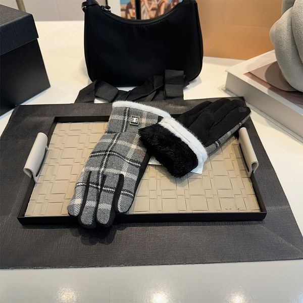 Designer Autumn And Winter Leather Gloves For Warmth Luxury Men Women Thicks Leather High-End Gloves Winter Gifts And Gift With Packagin Box
Designer Autumn And Winter Leather Gloves For Warmth Luxury Men Women Thicks Leather High-End Gloves Winter Gifts And Gift With Packagin Box