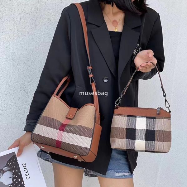 European and American retro color contrast plaid bag, new fashionable texture simple and casual crossbody bag women's and mother's bag designer bag, Burgundy
European and American retro color contrast plaid bag, new fashionable texture simple and casual crossbody bag women's and mother's bag designer bag, Burgundy