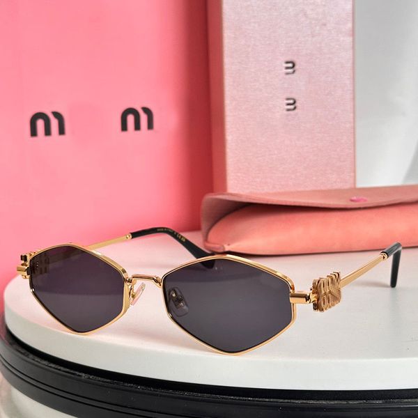 Stylish Hexagon polygon sunglasses MU98AV Womens retro metal frame sunglasses 100% UV protection mirror Leg with letter logo decorated Womens vacation glasses
Stylish Hexagon polygon sunglasses MU98AV Womens retro metal frame sunglasses 100% UV protection mirror Leg with letter logo decorated Womens vacation glasses