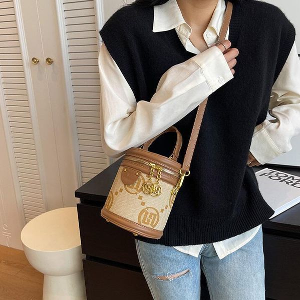 Sales factory shoulder bags 3 colors this year's popular color matching cylinder bag minority design printing handbag daily Joker contrast leather backpack 9902#, Image colors/9902#
Sales factory shoulder bags 3 colors this year's popular color matching cylinder bag minority design printing handbag daily Joker contrast leather backpack 9902#, Image colors/9902#