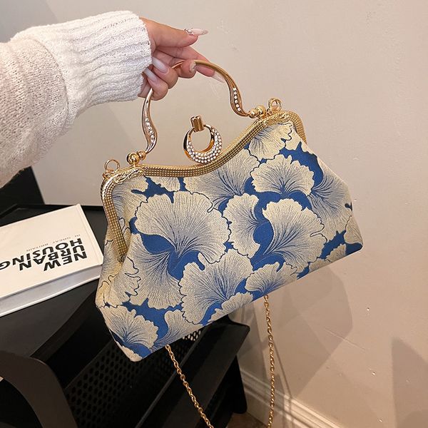 Women shoulder bags 4 colors sense ladies diamond shell bag elegant banquet dress embroidered handbag this year's popular satin handbag wholesale factory, Gold
Women shoulder bags 4 colors sense ladies diamond shell bag elegant banquet dress embroidered handbag this year's popular satin handbag wholesale factory, Gold
