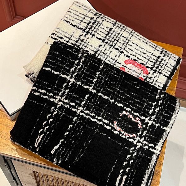 Designer Versatile Scarf Men And Women Cashmere Kintted Longs Scarf Winter Outdoor Windproof Retro High-end Fashion Scarf With 2 Colors
Designer Versatile Scarf Men And Women Cashmere Kintted Longs Scarf Winter Outdoor Windproof Retro High-end Fashion Scarf With 2 Colors