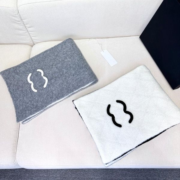 Designer Versatile Scarf Mens And Women Cashmere Kintted Longs Scarf Winter Outdoor Windproof Retro High-end Fashion Scarf With 2 Colors
Designer Versatile Scarf Mens And Women Cashmere Kintted Longs Scarf Winter Outdoor Windproof Retro High-end Fashion Scarf With 2 Colors