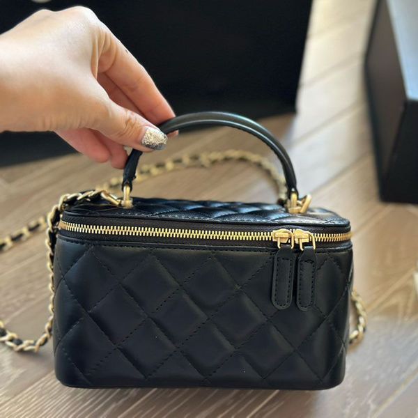 Designer bag Makeup Bag leather chain handlequality leather shoulder bag Crossbody Bag saddle bag luxurys Zipper cosmetic bag Fortune Bag Messenger Bag 20cm, Black
Designer bag Makeup Bag leather chain handlequality leather shoulder bag Crossbody Bag saddle bag luxurys Zipper cosmetic bag Fortune Bag Messenger Bag 20cm, Black