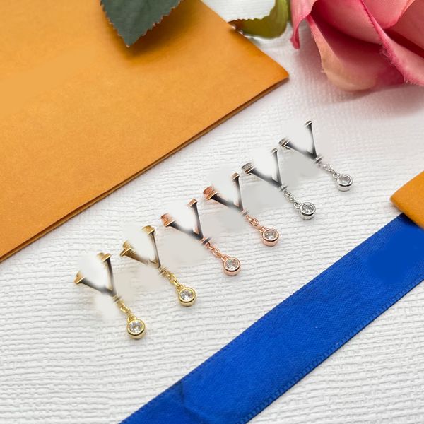 Elegant Drop Earrings Brand Designer Clover Letter Ear Drop Gold Silver Plated Stainless Steel Ear Stud Fashion Women Jewerlry Wedding Party Gift High Quality
Elegant Drop Earrings Brand Designer Clover Letter Ear Drop Gold Silver Plated Stainless Steel Ear Stud Fashion Women Jewerlry Wedding Party Gift High Quality